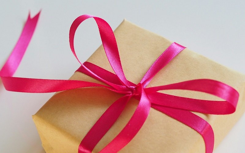 You are currently viewing 25 Gift Ideas Under $100 That Look Like a Million Bucks